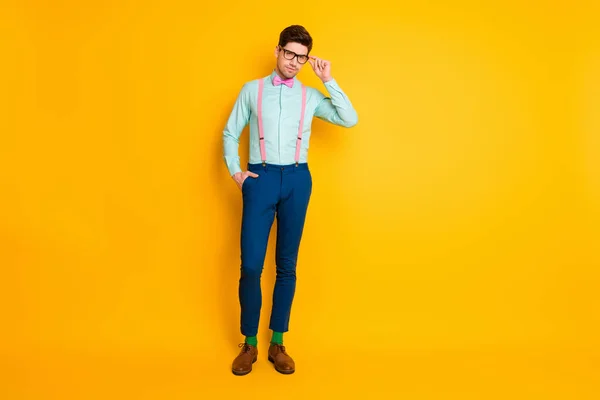 Полная длина фото импозантного харизматичный парень касаются очки хотят привлечь женщину носить стильную одежду изолированы на ярком фоне цвета — стоковое фото