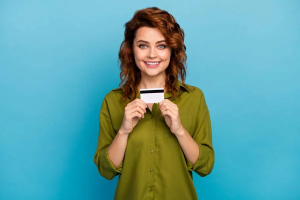 Retrato de alegre encantadora mujer fresca celebrar tarjeta de crédito quiere pagar su compra con comodidad fácil servicio bancario desgaste buen traje de aspecto aislado sobre fondo de color azul — Foto de Stock