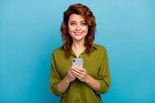 Portret wesoły słodkie słodkie ładna kobieta korzystać smartfon cieszyć się post komentarz social media informacji nosić dobry strój wygląd odizolowany na tle niebieskiego koloru — Zdjęcie stockowe