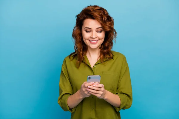 Retrato de mujer alegre positiva uso smartphone leer información de redes sociales usar ropa de buen aspecto estilo aislado sobre fondo de color azul — Foto de Stock