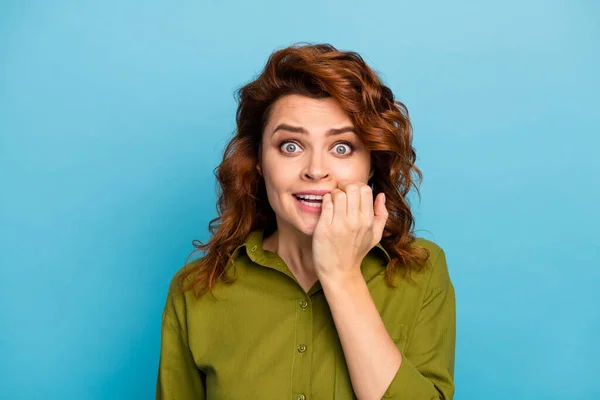 Porträt von enttäuschten frustrierten Frau hören über ihre Arbeit Studie Fehler schockiert beißen Finger Nägel tragen gut aussehende Kleidung isoliert über blauem Hintergrund — Stockfoto