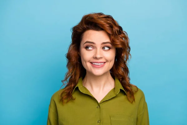 Retrato de charmoso bonito ruiva cabelo mulher olhar copyspace desfrutar de férias de fim de semana de verão ouvir seu amigo dizendo segredos usar roupas modernas isoladas sobre fundo de cor azul — Fotografia de Stock