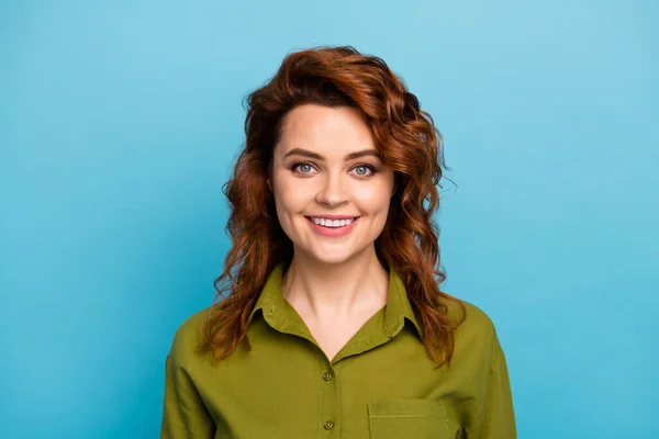 Retrato de bonito linda mulher olhar dente sorriso desfrutar de fim de semana de verão tempo livre usar roupas elegantes isolado sobre fundo de cor azul — Fotografia de Stock