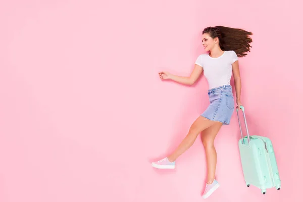 Top above high angle view full size profile side photo of cheerful girl lay tour voyage hold suitcase go airport wear white t-shirt isolated over pastel color background — Zdjęcie stockowe