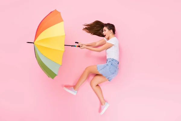 Boven hoge hoek uitzicht volledige grootte profiel zijkant foto van verbaasd meisje lag hebben lopen onder de indruk lucht wind blazen parasol schreeuwen dragen stijlvolle kleding geïsoleerd over pastel kleur achtergrond — Stockfoto