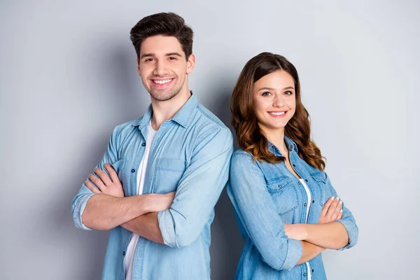 Ritratto di studente indipendente positivo uomo donna cross hands back-to-back pronto decidere decisioni professionali indossare abiti stile casual isolato su sfondo di colore grigio — Foto Stock