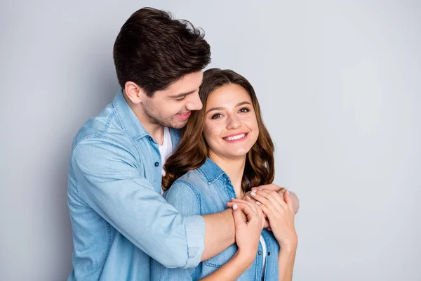 Foto duas pessoas senhora cara ficar abraçar abraçando juntos de mãos sentimentos românticos humor positivo usar camisas jeans casuais roupa isolado cor cinza fundo — Fotografia de Stock