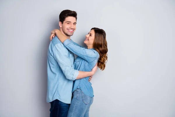 Retrato de pareja casada apasionada positiva abrazo abrazo de hombre disfrutar juntos usar ropa de estilo casual aislado sobre fondo de color gris — Foto de Stock