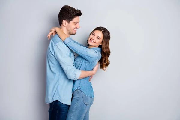 Profil zdjęcie lady facet para w miłość przytulić przytulanie razem trzymając się za ręce romantyczne uczucia powolny taniec nosić casual dżinsowe koszule strój odizolowany szary kolor tło — Zdjęcie stockowe