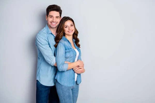 Foto due persone signora bello ragazzo in piedi coccole abbracciare insieme tenendo per mano sentimenti romantici indossare casual denim camicie vestito isolato colore grigio sfondo — Foto Stock