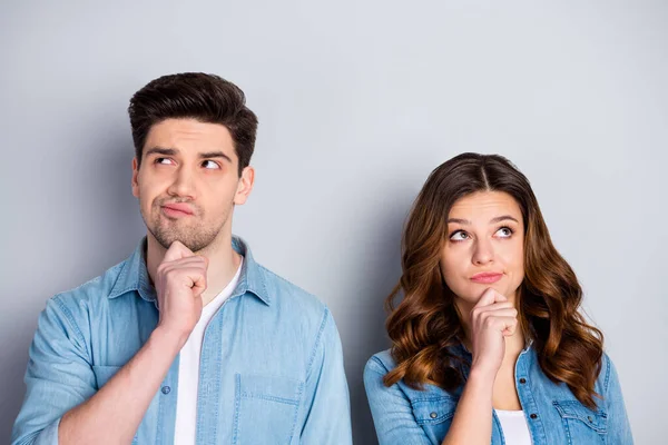 Foto duas pessoas senhora bonito cara casal olhar para cima espaço vazio situação duvidosa que está certo errado usar casual camisas jeans roupas isoladas cor cinza fundo — Fotografia de Stock