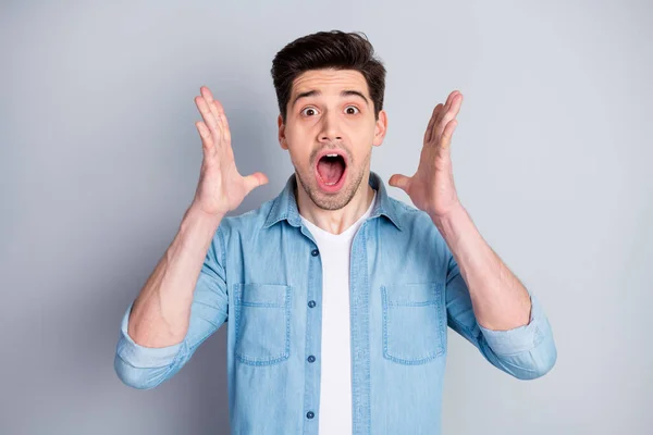 Portrait of astonished crazy nervous anxious guy hear unbelievable covid-19 novelty feel panic start shout wear casual style clothes isolated over gray color background — Stock Photo, Image