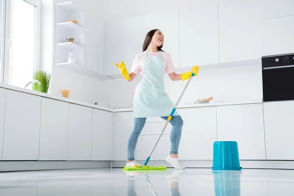 Volledige lengte lichaam grootte uitzicht op haar ze mooi aantrekkelijke vrolijke vrolijke meisje wasmachine vegen keramische vloer met plezier dansen genieten dag in moderne witte licht interieur stijl keuken — Stockfoto