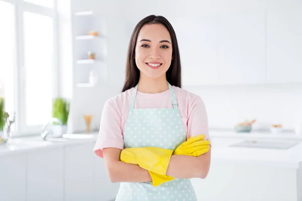 Крупним планом портрет її вона приваблива весела весела домогосподарка посудомийна машина в жовтих рукавичках зі складеними руками в сучасному білому світлому інтер'єрі кухні — стокове фото