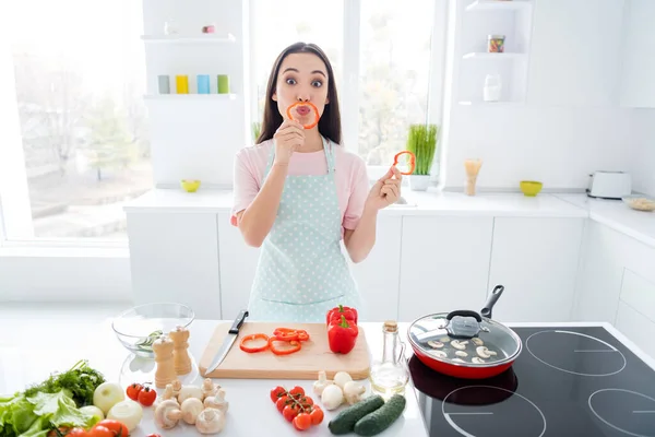 Retrato dela ela agradável atraente louco menina tolo cômico alegre alegre funky menina fazendo usifel fresco salada almoço se divertindo brincando na moderna luz branca interior cozinha — Fotografia de Stock