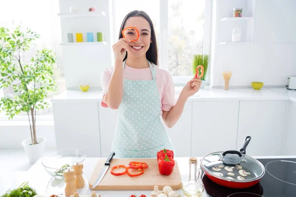 Portret van haar ze mooi aantrekkelijk mooi vrolijk vrolijk kinderachtig speels huisvrouw het maken van maaltijd lunch met plezier peper als monocle in moderne wit licht interieur keuken — Stockfoto