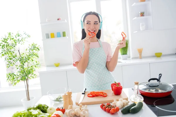 Portret van haar ze mooi aantrekkelijk vrolijk meisje maken proeven vers lunch snack luisteren muziek besteden weekend verblijf quarantaine in moderne licht wit interieur keuken — Stockfoto