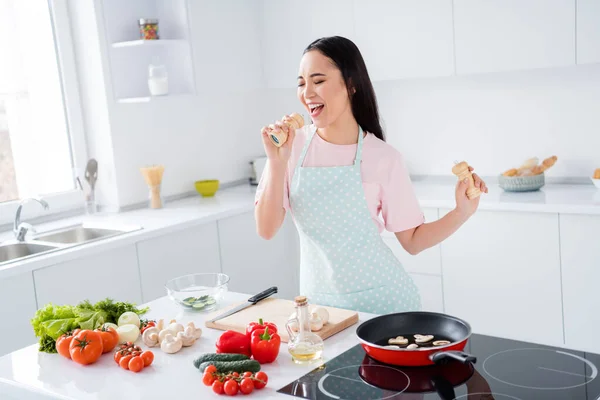 Portret van haar ze mooi aantrekkelijk vrolijk meisje maken binnenlandse maaltijd lunch keuken zingen plezier hobby genieten van een gezond leven in moderne licht wit interieur keuken binnen — Stockfoto