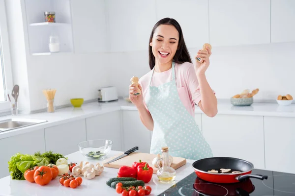 Portret van haar ze mooi aantrekkelijk mooi blij vrolijk vrolijke huisvrouw maken heerlijke maaltijd lunch dansen met kruiden hebben plezier in modern wit licht interieur keuken — Stockfoto