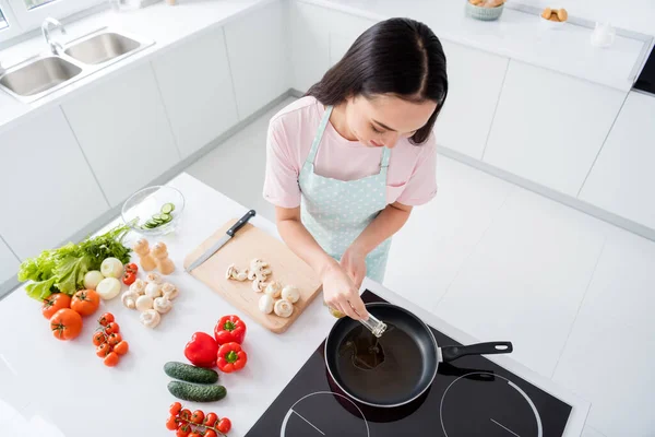 Boven hoge hoek uitzicht portret van haar ze mooi aantrekkelijk gericht meisje het maken van binnenlandse maaltijd lunch keuken met behulp van specerijen in moderne licht witte interieur keuken binnen — Stockfoto