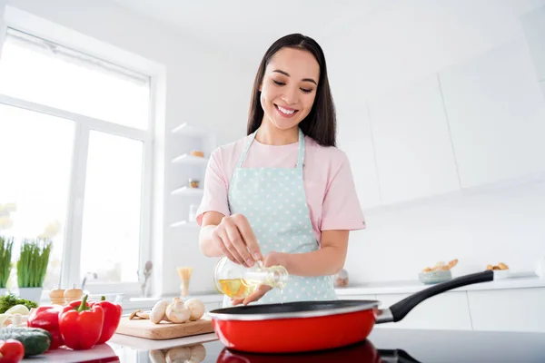 Retrato dela ela agradável atraente linda bonita alegre focada namorada dona de casa fazendo deliciosa refeição almoço adicionando especiarias na moderna cozinha estilo interior luz branca — Fotografia de Stock