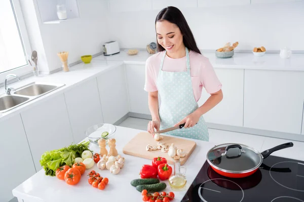 Foto van mooie aziatische etniciteit huisvrouw houden mes omgehakt verse paddestoelen weekend koken lekker ontbijt salade veganistisch concept stand goed humeur keuken binnen — Stockfoto