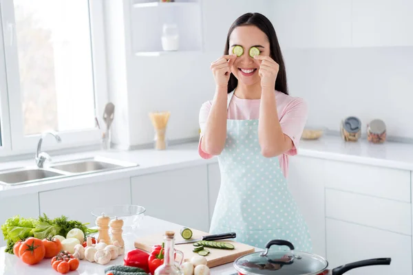 Portret van haar ze mooie mooie mooie vrolijke vrolijke grappige vrouw koken binnenlandse maaltijd lunch keuken sluiten bedekking ogen komkommer in modern licht wit interieur keuken binnen — Stockfoto