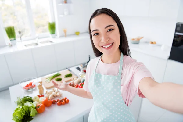 Zelfportret van haar ze mooi aantrekkelijk vrolijk meisje koken onderwijs binnenlandse lunch maaltijd groenten opname video live streaming workshop in modern licht wit interieur keuken — Stockfoto