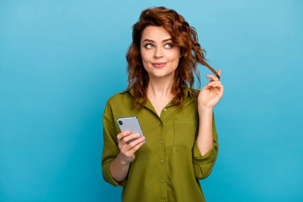 かわいいかわいいかわいいかわいい女性のタッチカールは、コピースペースを使用して携帯電話の考えは、どのようなタイプのソーシャルメディアアカウントは緑のTシャツ隔離された青の色の背景を身に着けているかを決定考える — ストック写真