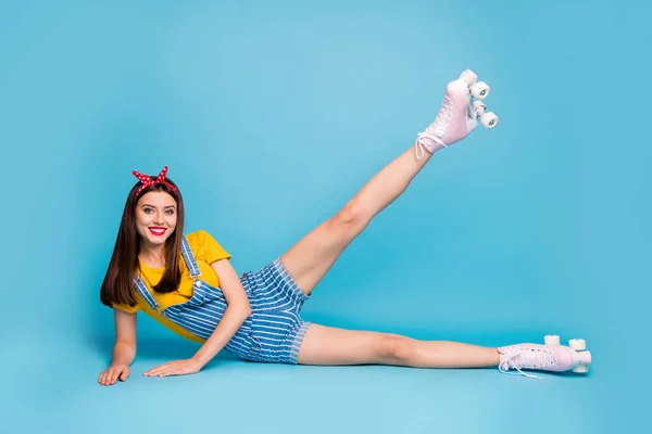 Retrato dela ela agradável atraente menina alegre glamourosa vestindo patins deitado no chão fazendo exercício aeróbica isolado sobre brilhante brilho vívido cor azul vibrante fundo — Fotografia de Stock