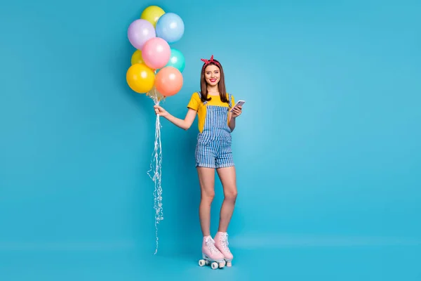 Longitud completa vista del tamaño del cuerpo de ella ella agradable atractiva chica alegre encantadora de pie en patinadores tiempo libre celebratorio aislado en brillante brillo vivo vibrante azul verde verde azulado turquesa color de fondo — Foto de Stock