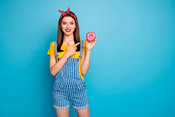 Portrait of her she nice attractive lovely trendy glamorous cheerful cheery girl showing sugary macaron isolated on bright vivid shine vibrant blue green teal turquoise color background — Stock Photo, Image