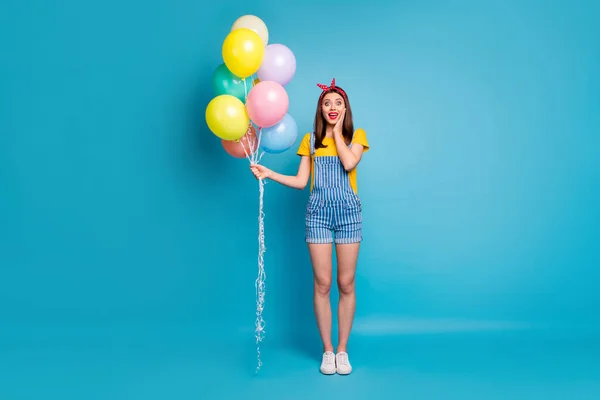 Повнометражний вигляд на її тіло вона приваблива весела щаслива дівчина тримає в руці барвисті кульки святкові ізольовані на яскравому яскравому сяйві яскраво-зеленого сльозогінного бірюзового кольору фону — стокове фото