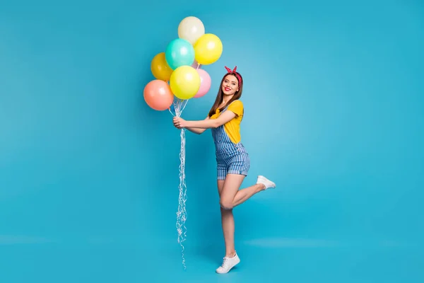 Longitud completa vista del tamaño del cuerpo de ella ella agradable chica alegre atractiva sosteniendo en las manos bolas de racimo que se divierten aislados en brillante brillo vivo vibrante azul verde verde azulado turquesa color de fondo — Foto de Stock