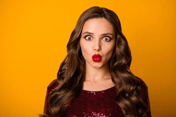 Retrato de hermosa chica agradable quiere novio fecha hacer labios enfurecido regordeta enviar aire beso desgaste vestido rojo aislado sobre brillo color fondo — Foto de Stock