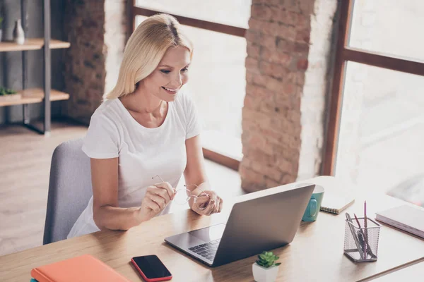 Retrato dela ela agradável atraente confiante alegre maduro hábil inteligente senhora usando laptop auto-desenvolvimento empresa finanças renda moderna industrial tijolo loft interior estilo apartamento casa — Fotografia de Stock