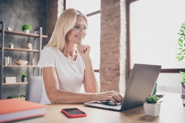 Retrato de ella ella atractiva mujer alegre éxito seguro de usar ordenador portátil venta de comprar cosas orden entrega e-commerce moderno loft ladrillo industrial interior casa apartamento acogedor confort — Foto de Stock