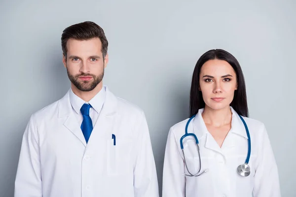 Foto de guapo doctor practicante chico profesional dama dos personas pacientes consulta virología clínica escuchar cliente quejándose usar blanco laboratorio abrigo azul aislado gris color fondo — Foto de Stock