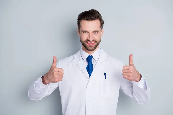 Foto von gut aussehenden Arzt Mann Patienten Konsultation Virologie Klinik Daumen hoch Genehmigung Ausrüstung Qualität tragen weißen Labormantel blau Hals Krawatte isoliert graue Farbe Hintergrund — Stockfoto