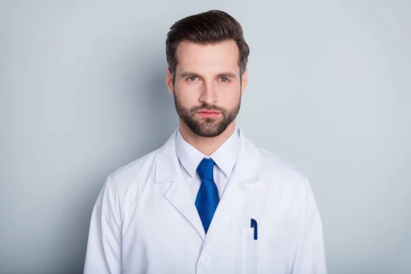 Foto di attraente bel medico professionista uomo pazienti consultazione non sorridente persona affidabile virologia clinica indossare camice bianco blu collo cravatta isolato colore grigio sfondo — Foto Stock