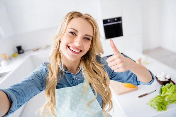 Close-up foto van mooie huisvrouw maken selfies verhogen duim vinger omhoog opnemen video vlog koken blogger lekker veganistisch maaltijd aanraden thuisblijven tijd keuken binnen — Stockfoto