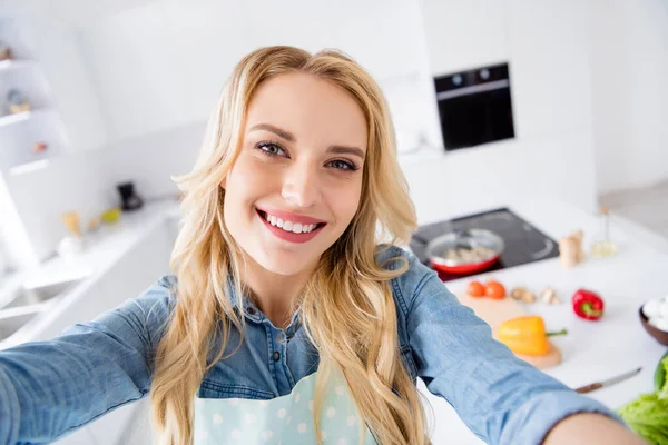 Hallo, lieve volgelingen. Close-up foto van mooie huisvrouw maken selfies opname video vlog koken blogger lekker veganistisch maaltijd quarantaine verblijf thuis tijd keuken binnen — Stockfoto