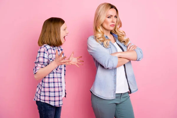 No me entiendes. indignado niño hija gritar madre evitar desacuerdo cruzada manos sentir triste ofensiva desgaste casual cuadros vaqueros camisa aislado pastel color fondo —  Fotos de Stock