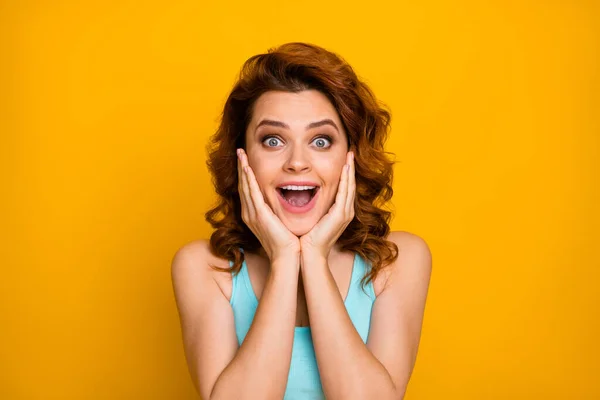 Close-up foto van vrij geschokte dame open mond te zien koele verkoopprijzen winkelen reclame armen op wangen dragen casual turquoise tank-top geïsoleerde heldere gele kleur achtergrond — Stockfoto