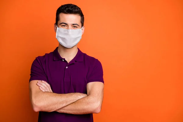 Retrato de cara positivo confiante cruzar as mãos pronto parar covid-19 infecção espalhar desgaste roupas violeta máscara médica isolado sobre fundo cor brilho brilhante — Fotografia de Stock