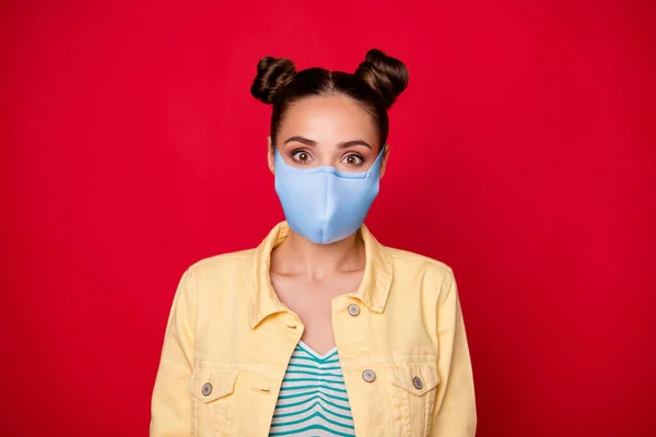 Φωτογραφία από αστεία κυρία εντυπωσιάστηκε εξάπλωση covid-19 λοίμωξη μείνετε στο σπίτι φορούν μάσκα αναπνοής casual στολή απομονωμένο φωτεινό κόκκινο φόντο — Φωτογραφία Αρχείου