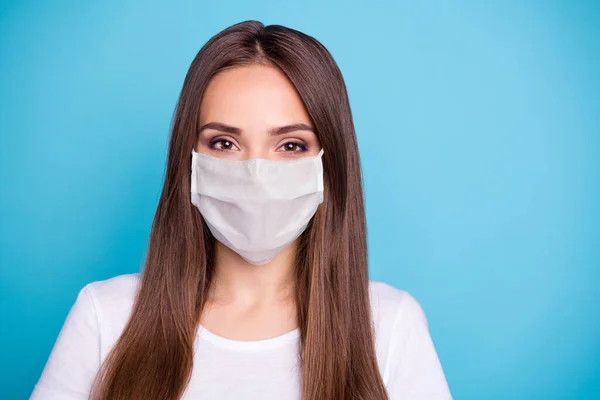 Close-up portret van haar ze mooi uitziende mooie winsome vrij vrolijke rechte haren meisje blijven thuis quarantaine dragen ademhaling masker geïsoleerd over helder levendige glans blauwe achtergrond — Stockfoto