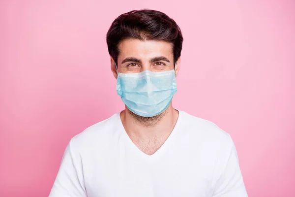 Retrato de positivo alegre imponente médio oriental olhar homem ouvir covid-19 infecção quarentena notícias desgaste branco máscara médica roupa isolada sobre cor rosa fundo — Fotografia de Stock