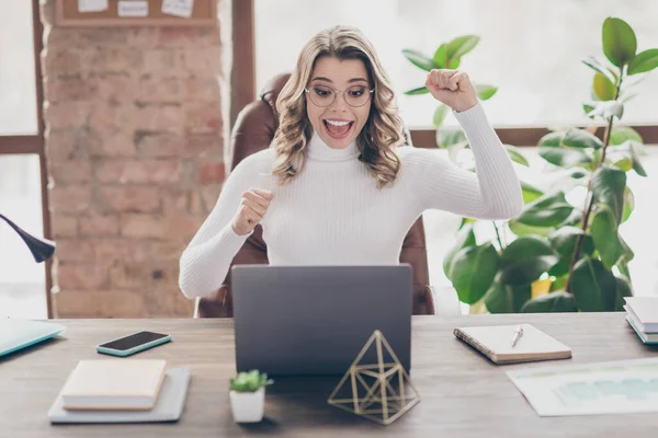 Retrato de ella ella ella agradable alegre alegre alegre alegre alegre chica de pelo ondulado comercializador celebrando gran beneficio pago de ingresos en moderno loft ladrillo industrial interior estilo lugar de trabajo estación — Foto de Stock