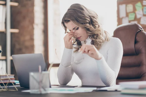 Retrato de cerca de ella ella agradable atractiva encantadora deprimida chica de pelo ondulado comerciante financiero sentado en la silla sintiéndose mal en el loft moderno ladrillo industrial interior estilo lugar de trabajo estación — Foto de Stock